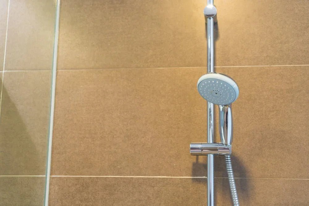 Columna de ducha moderna con grifería termostática y rociador tipo lluvia.