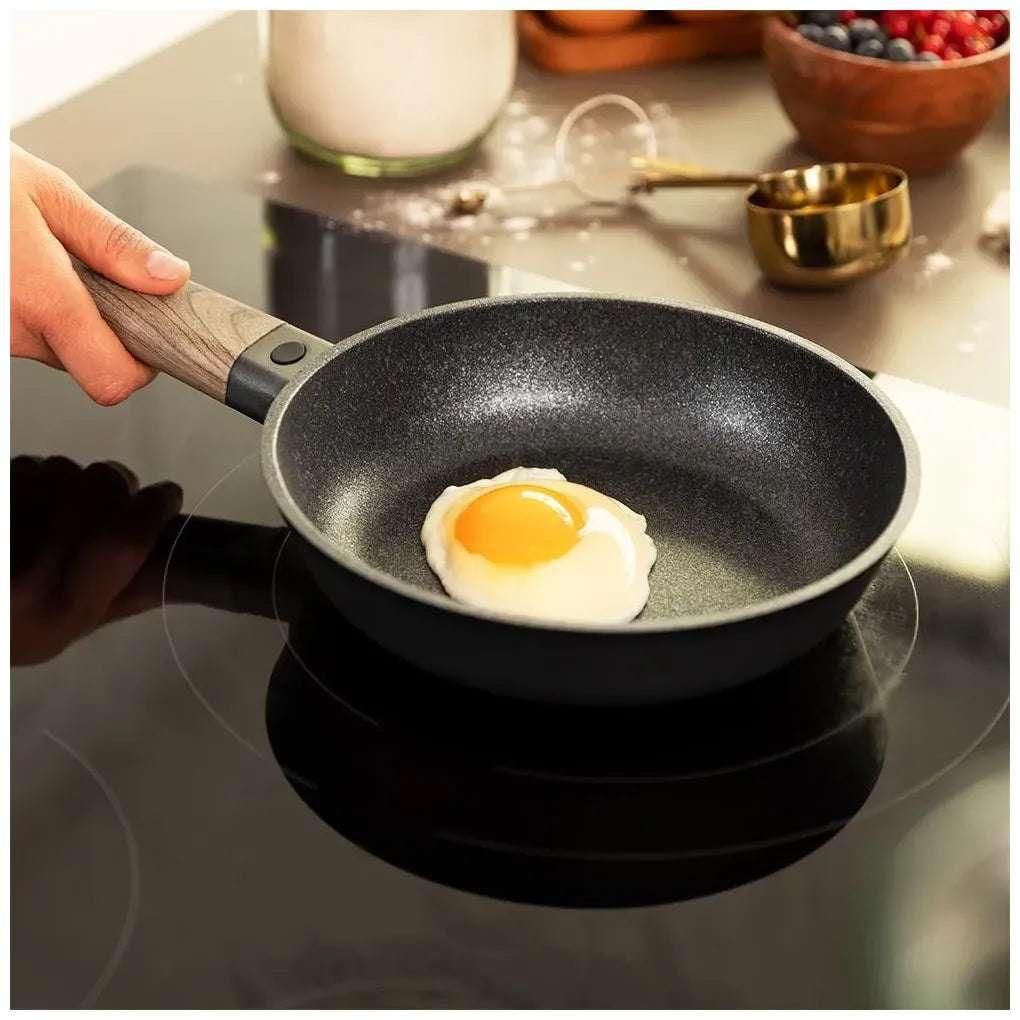 Set de Sartenes Antiadherentes Polka Excellence 20-24-28 cm para Todas las Cocinas de Cecotec 4