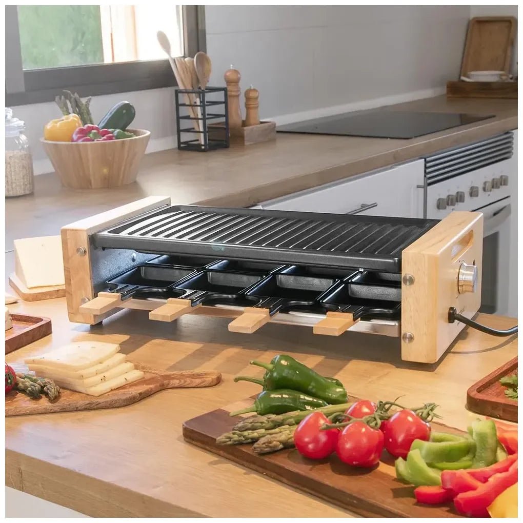 Raclette de Madera 1200W: Grill con 8 Sartenes y Termostato Regulable de Cecotec 3