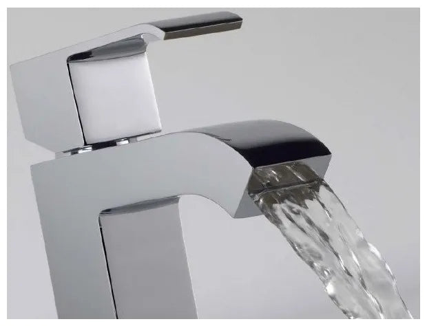 Grifo monomando para lavabo con caño en cascada de latón y acabado cromado M Cuadro TRES 2