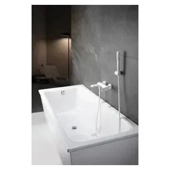 Vista lateral y perspectiva de Grifería monomando para bañera y ducha hecha de latón con acabado blanco mate Dinamarca de...