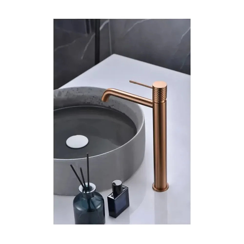 Vista lateral y perspectiva de Grifo monomando con caño alto para lavabo hecho de latón con acabado oro rosa cepillado...