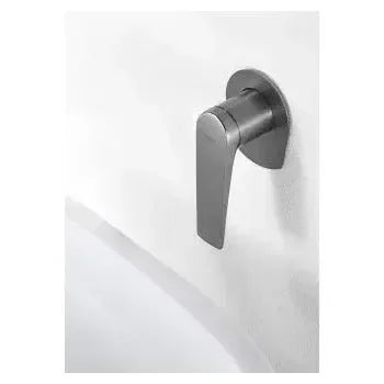Vista lateral y perspectiva de Grifo monomando empotrado para lavabo hecho de latón con acabado negro metalizado Delos de...