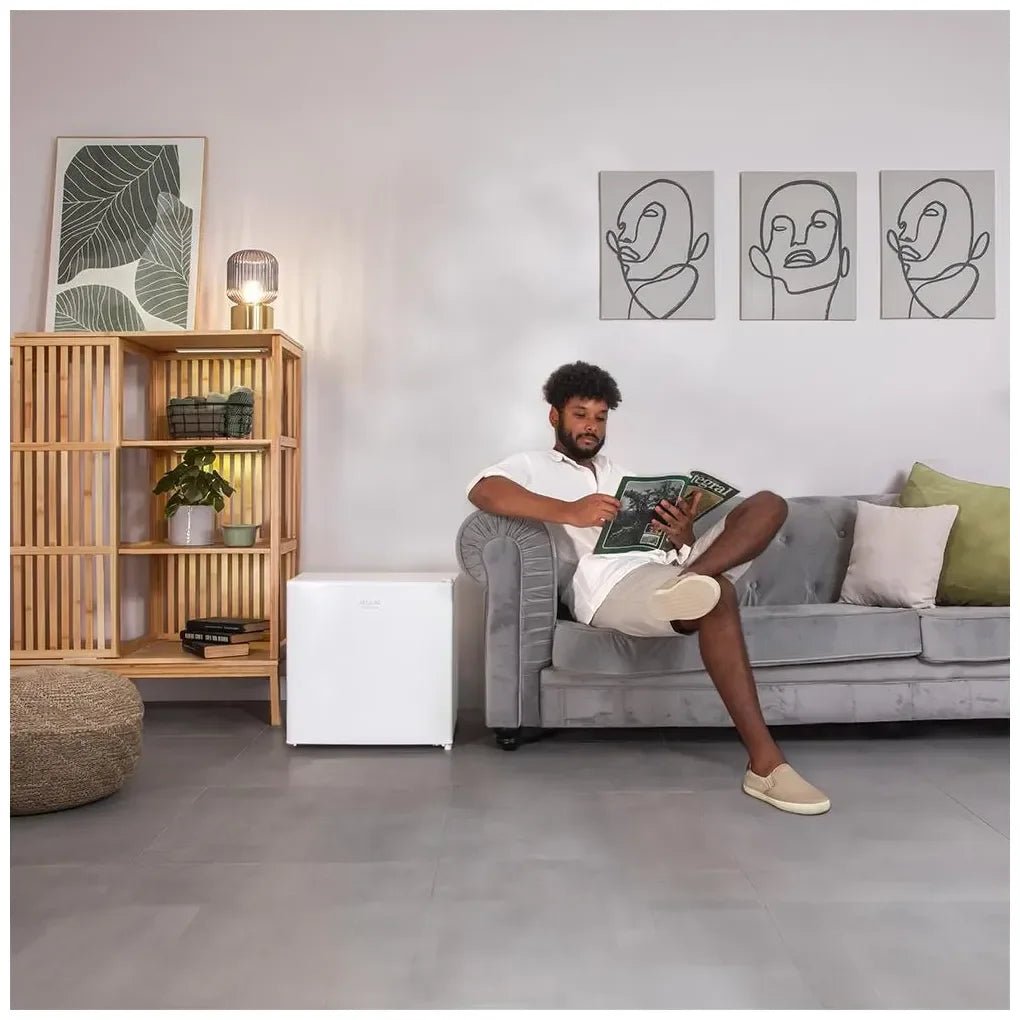 Mini Frigorífico blanco 46L con puerta reversible y eficiencia energética E de Cecotec 3