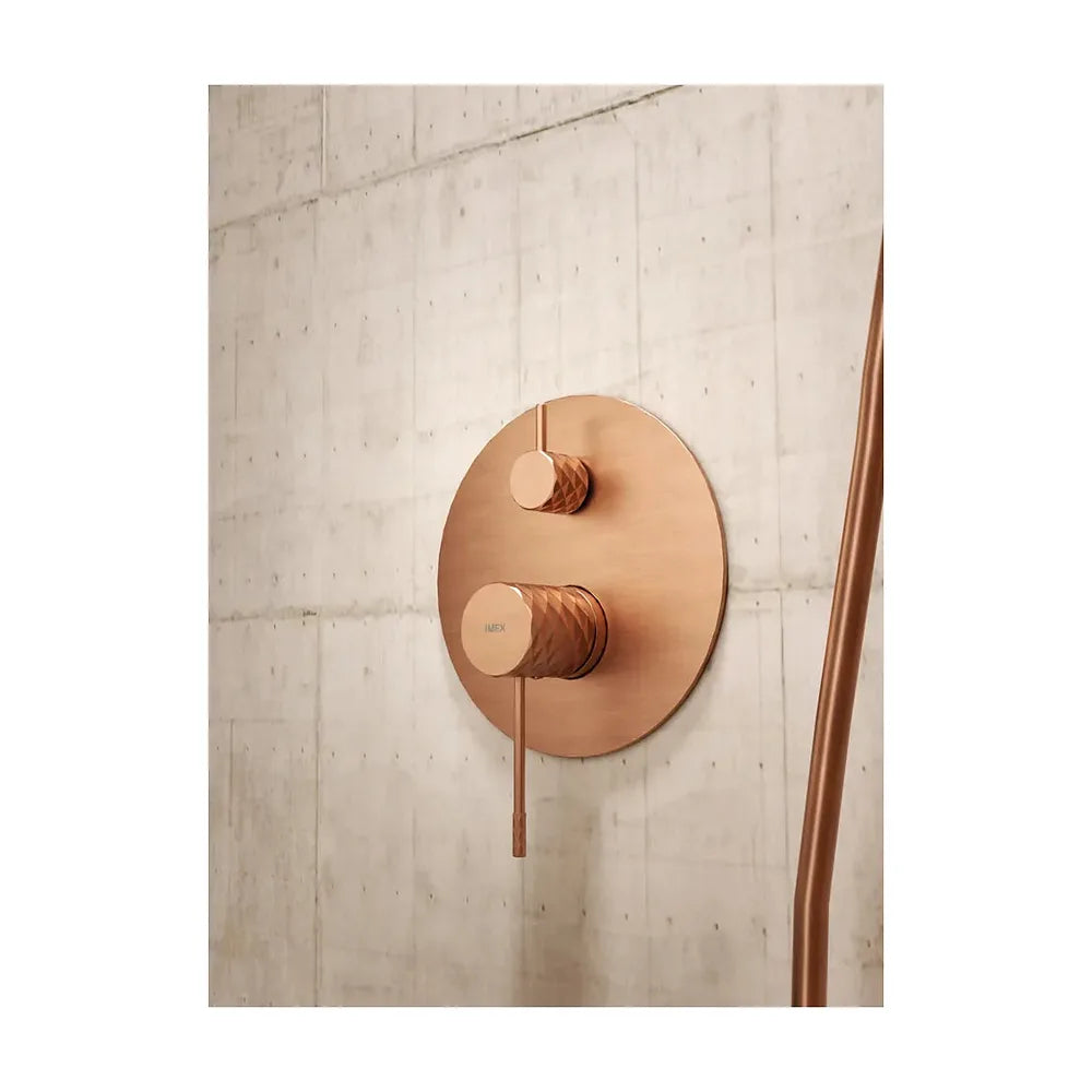 Vista en conjunto ambientada de Conjunto Ducha Monomando Empotrado Piamonte Oro Rosa Cepillado Imex