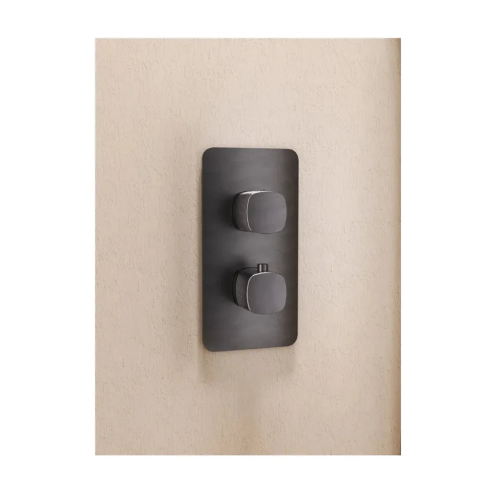Primer plano de textura de Conjunto ducha termostático empotrado Firenze negro mate Imex