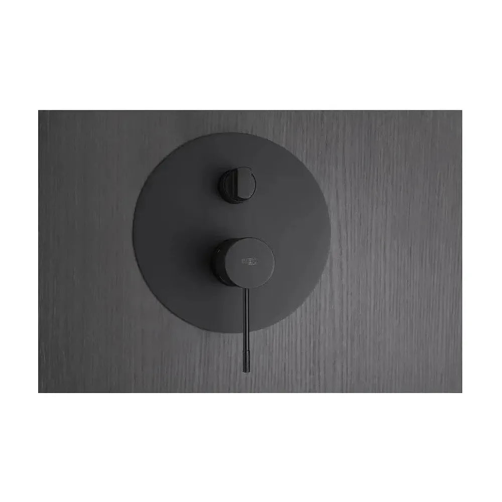 Vista principal de Conjunto para ducha de pared con un diseño empotrado de acabado negro mate Line de Imex