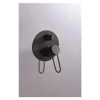 Detalle de funcionamiento de Conjunto para ducha empotrada con una grifería fabricada en latón de acabado negro mate...