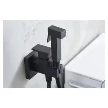 Vista principal de Grifería empotrada para bidé con mango y flexo hecha de latón acabado negro mate Irlanda de Imex