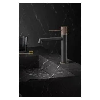 Detalle de funcionamiento de Grifo con un diseño de monomando para lavabo de color gris mate y champagne Line de Imex