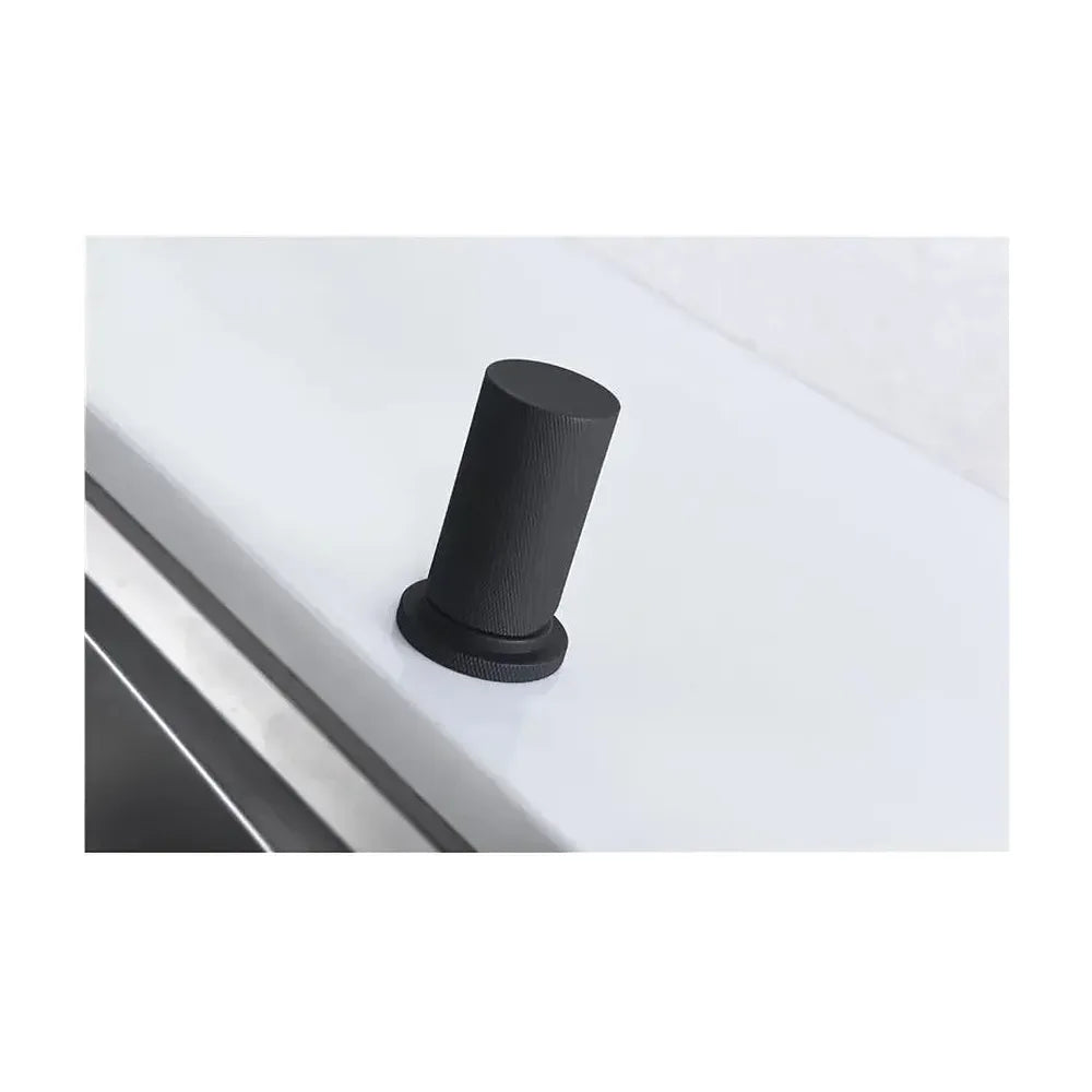 Detalle de acabado y materiales de Grifo de cocina monomando de caño alto y curvo acabado en negro mate Manacor de Imex