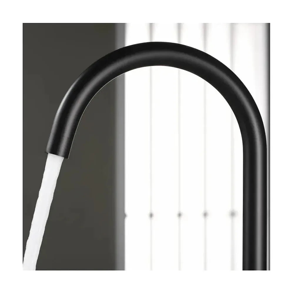 Detalle de acabado y materiales de Grifo de cocina monomando de caño alto y curvo con acabado en negro mate Lyon de Imex