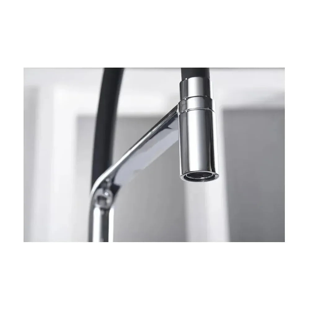 Detalle de acabado y materiales de Grifo de cocina monomando de caño flexible con acabado negro mate y cromado Sena de Imex