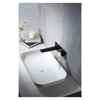 Detalle de acabado y materiales de Grifo de lavabo monomando empotrado a pared de acabado negro mate y oro Suecia de Imex