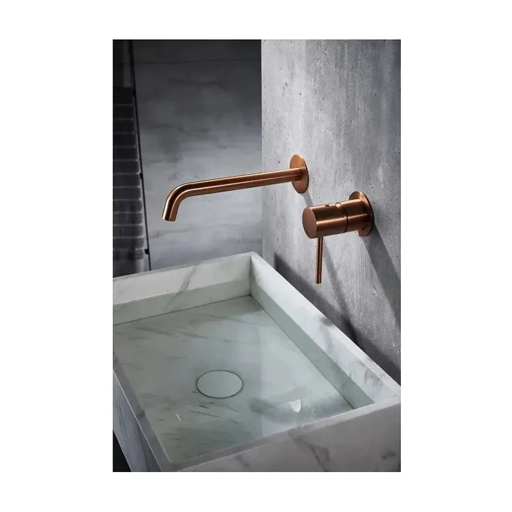 Detalle de acabado y materiales de Grifo de lavabo monomando y empotrado sin caja de registro en latón con acabado oro...
