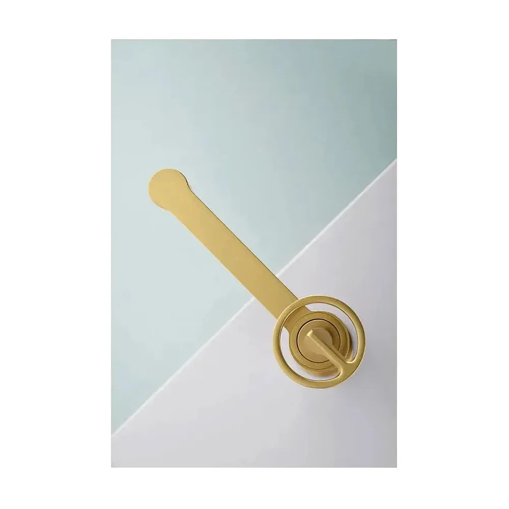 Vista principal de Grifo monomando con caño alto para lavabo hecho de latón con acabado oro cepillado Olimpo de Imex