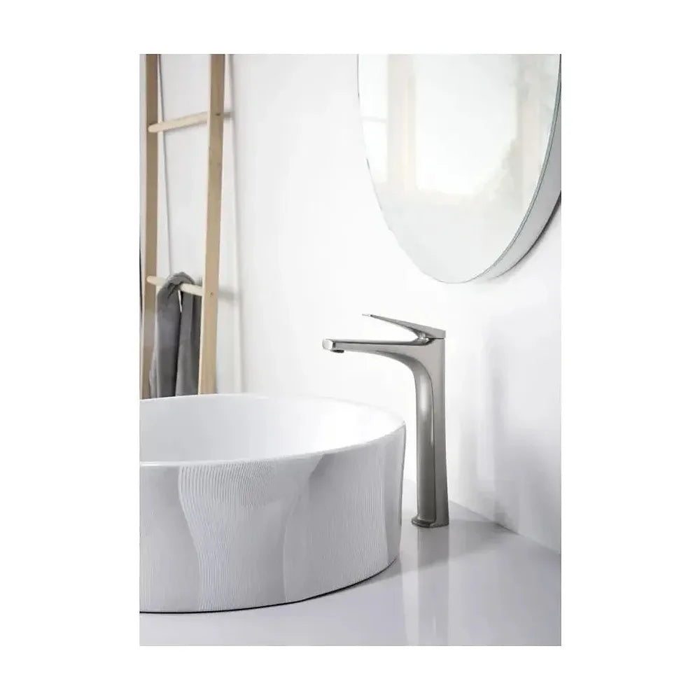 Vista lateral y perspectiva de Grifo monomando con caño alto para lavabo hecho de acero inoxidable con acabado satinado...