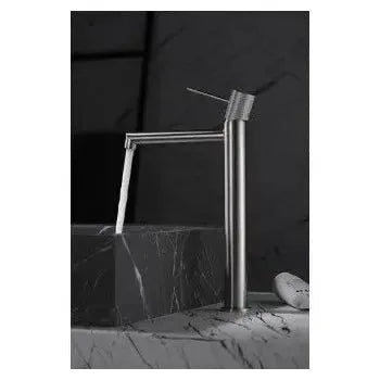 Detalle de acabado y materiales de Grifo monomando para lavabo con un diseño moderno de caño alto en color níquel...