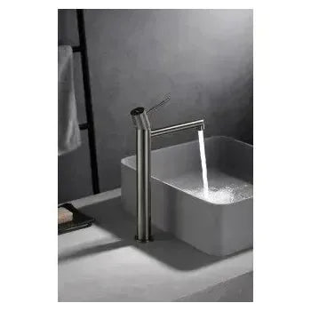 Vista trasera o instalación de Grifo monomando para lavabo con un diseño moderno de caño alto en color níquel cepillado...