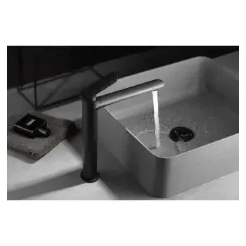Detalle de acabado y materiales de Grifo monomando para lavabo de caño alto con un diseño moderno de acabado negro mate...