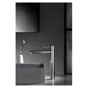 Vista principal de Grifo monomando para lavabo de caño alto fabricado en latón de acabado cromado Milos de Imex