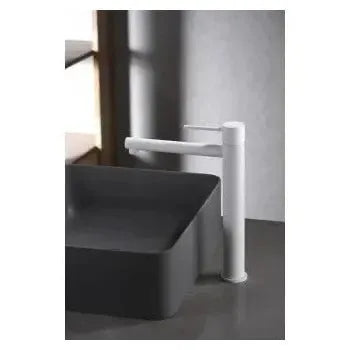 Vista lateral y perspectiva de Grifo monomando para lavabo de caño alto fabricado en latón de acabado blanco mate Milos...