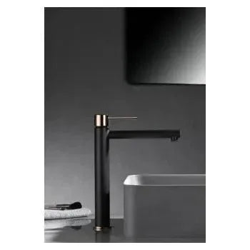 Vista principal de Grifo monomando para lavabo de caño alto fabricado en latón de acabado negro mate y oro rosa Stick...