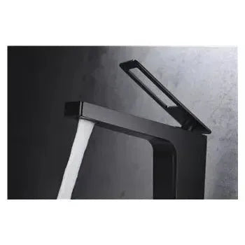 Vista lateral y perspectiva de Grifo monomando para lavabo fabricado en latón negro mate con un caño recto Suecia de Imex