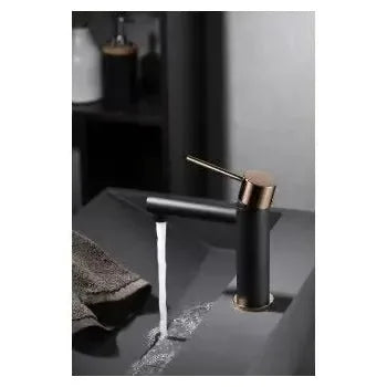 Detalle de funcionamiento de Grifo negro mate para lavabo fabricado en latón con discos de cerámica Milos de Imex (vista 15)