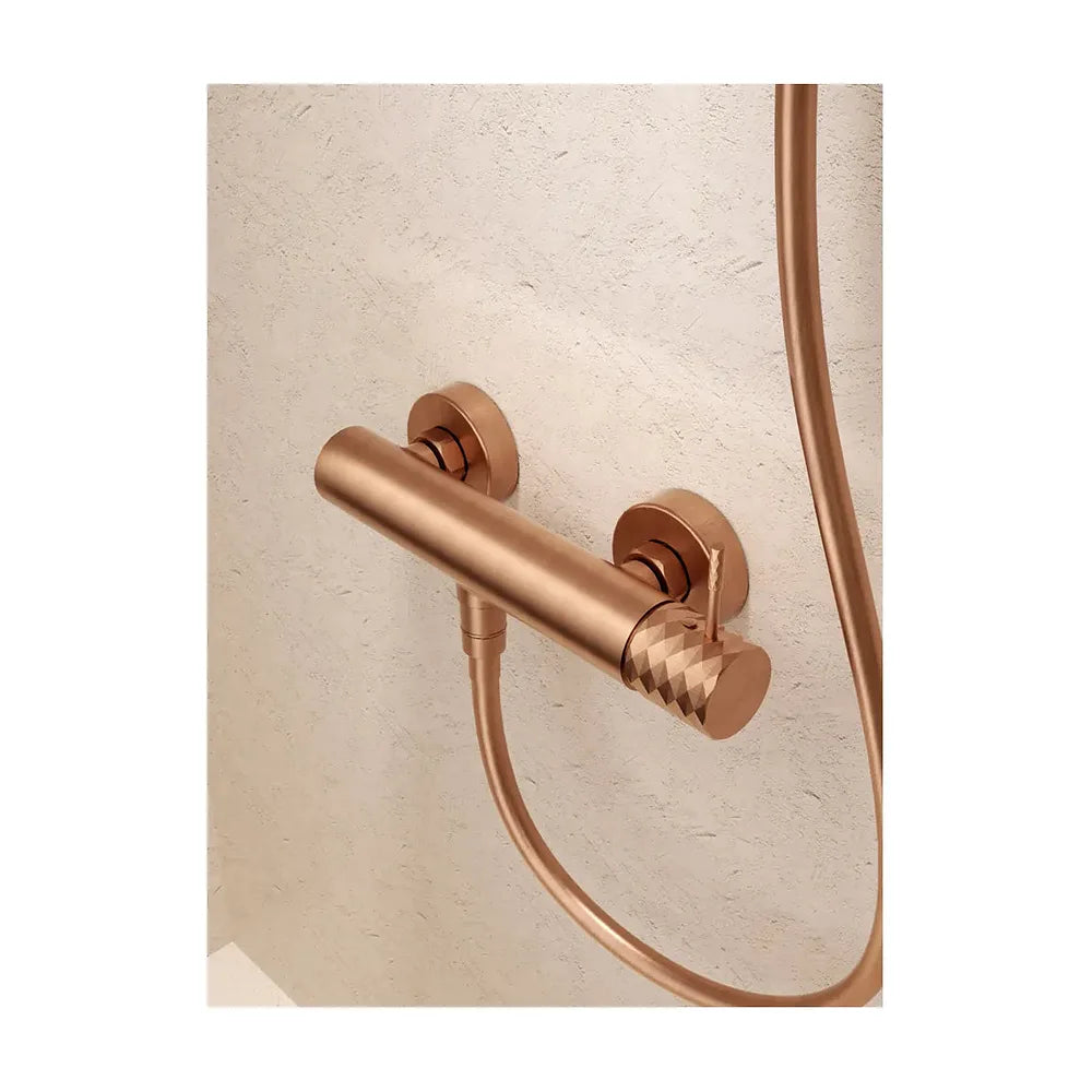 Detalle de acabado y materiales de Kit ducha monomando Genova oro rosa cepillado Imex
