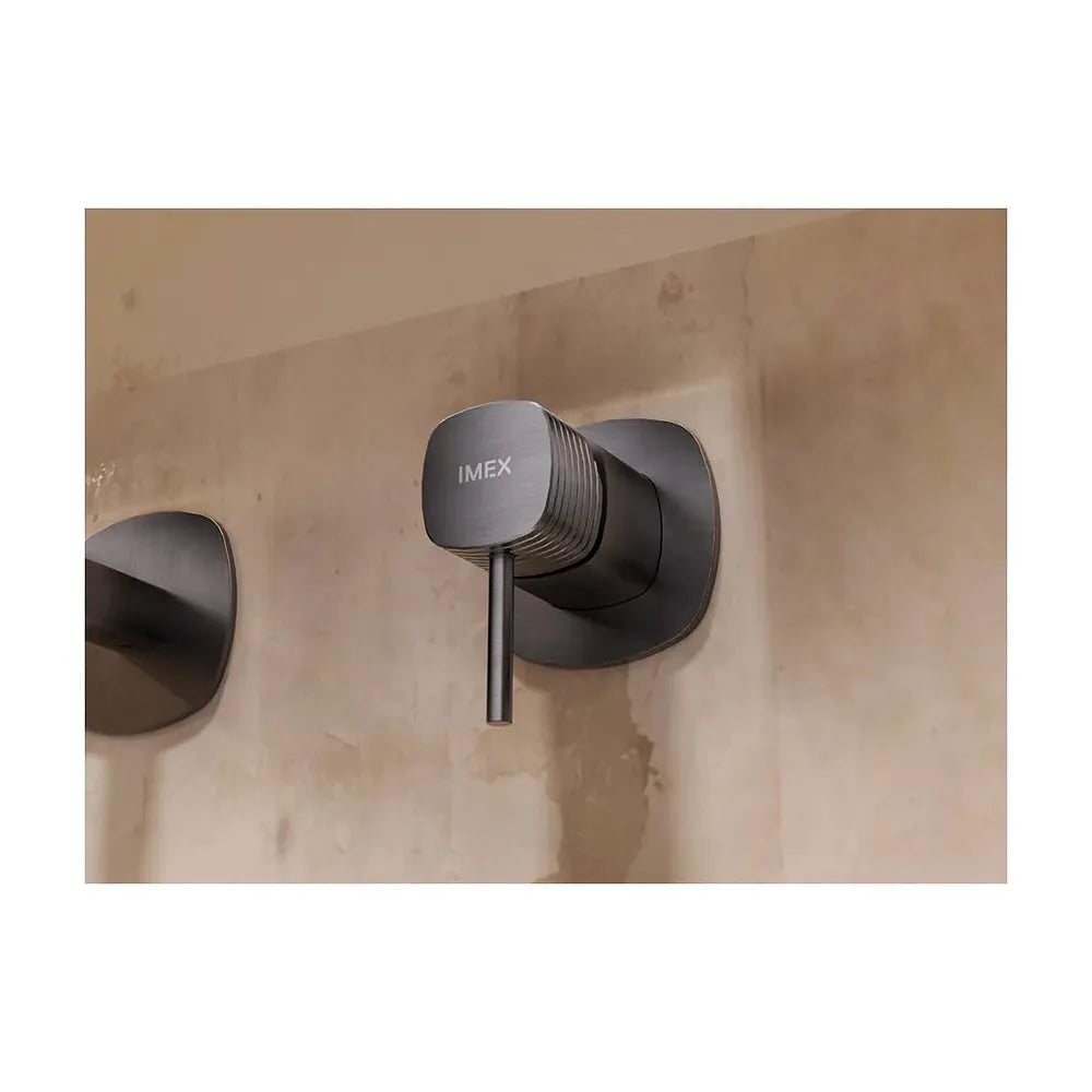 Vista en conjunto ambientada de Monomando empotrado lavabo Firenze negro mate Imex